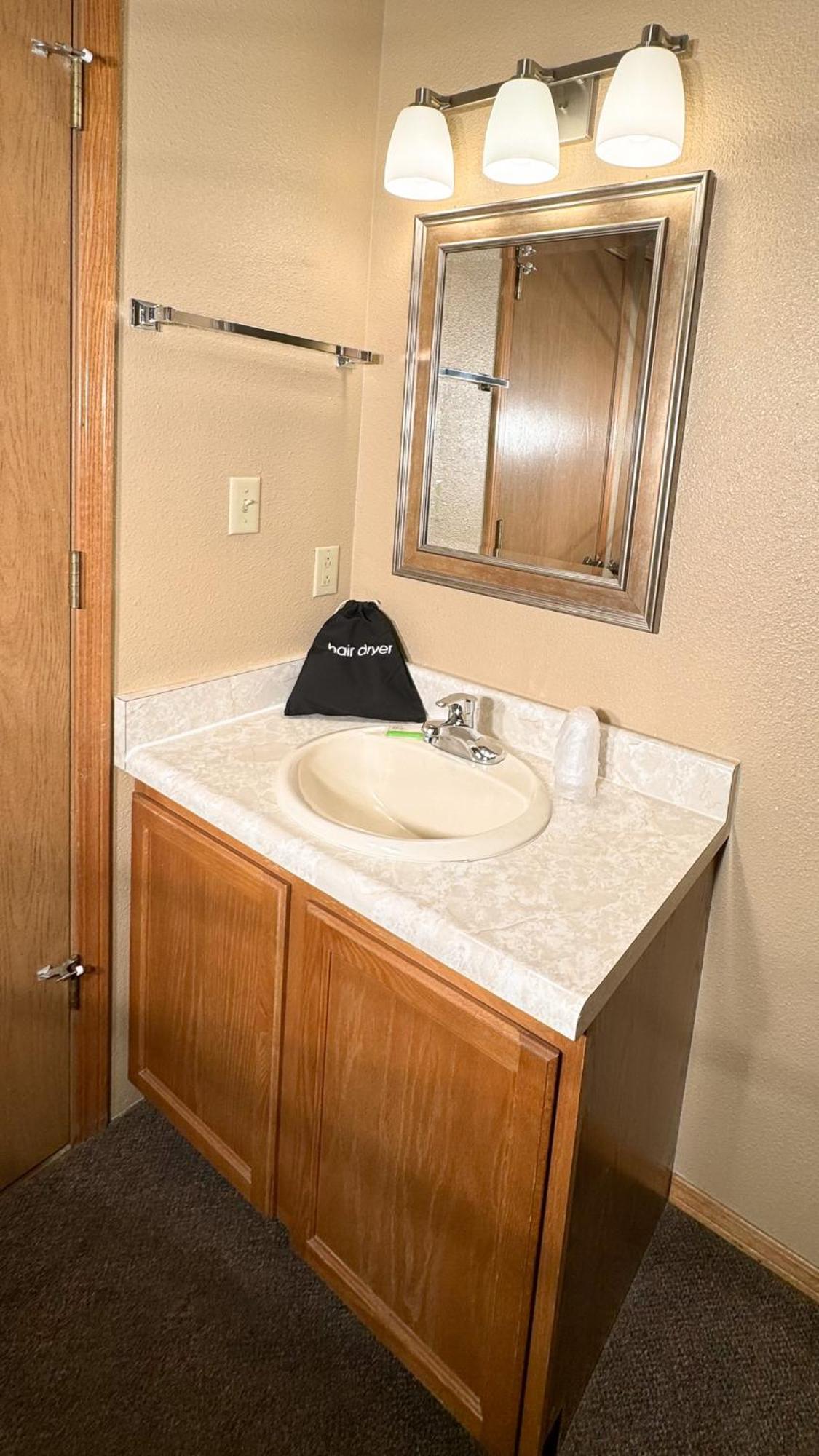 טוק Young'S Motel מראה חיצוני תמונה
